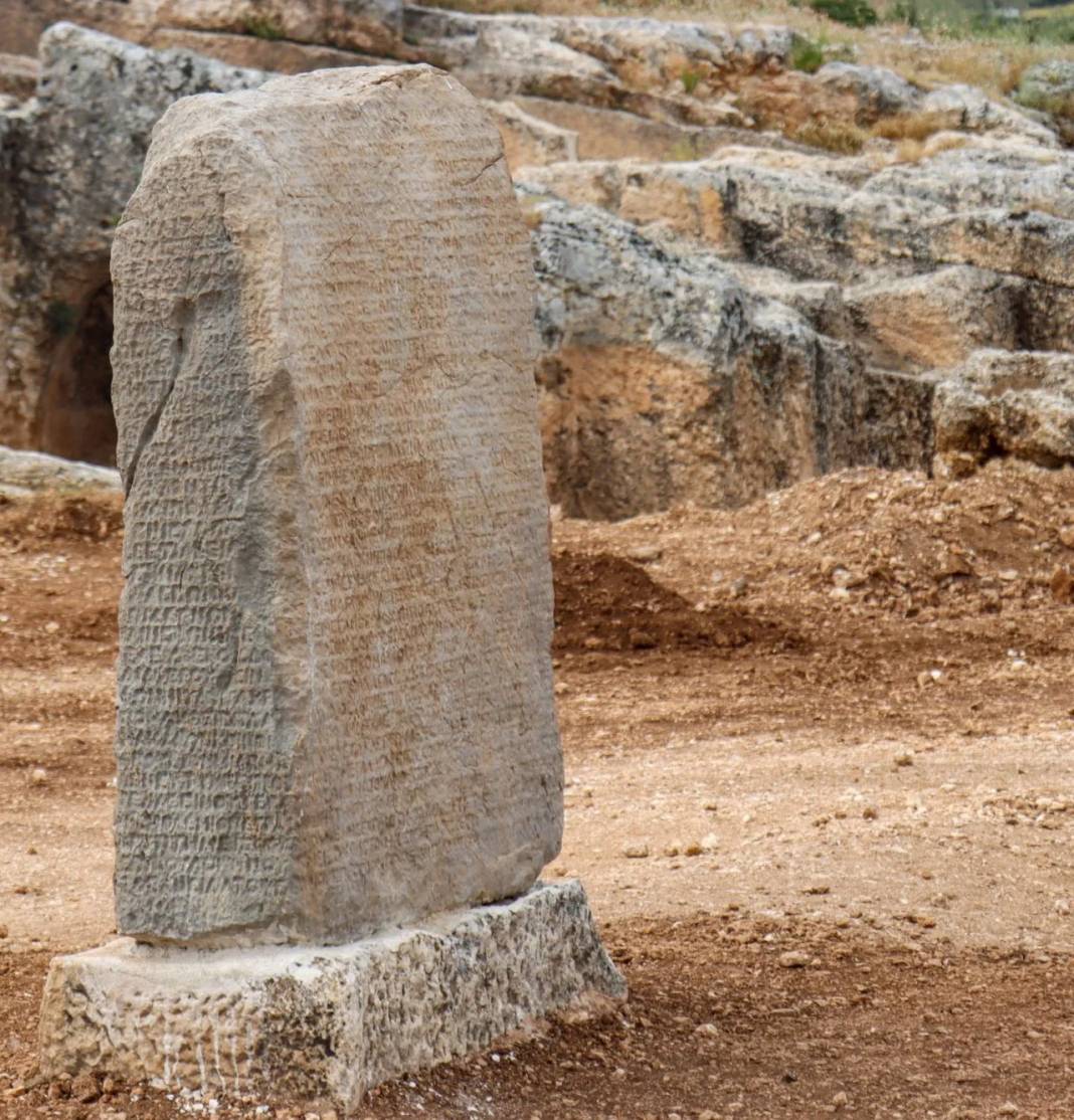 Adıyaman'daki 2 bin yıllık tokalaşma anıtı ve yazıt Perre Antik Kenti'nde sergilenecek - Resim: 1