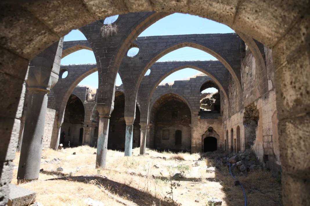 Diyarbakır'da 500 yıllık Surp Sarkis Ermeni Kilisesi'nde restorasyon çalışması başlatıldı - Resim: 2