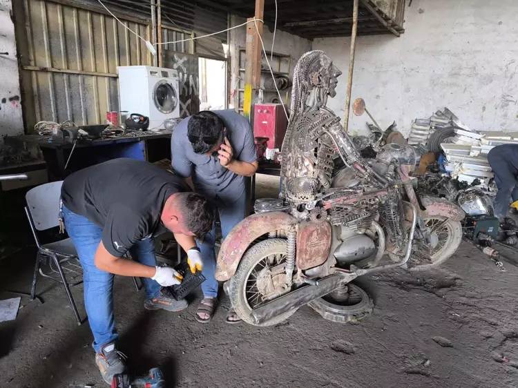 Öğrencisinden kaynak yapmayı öğrendi, 4 yılda 20 ton atıktan 23 heykel yaptı - Resim: 2